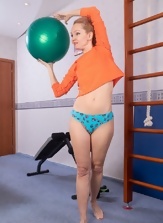 Mature woman with hairy cunt combines workout with stripping